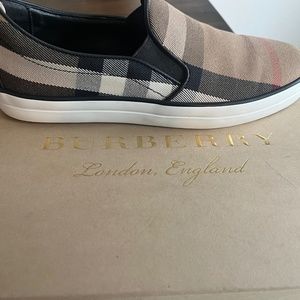 Women's 7.5 Burberry Slip On Sneaker